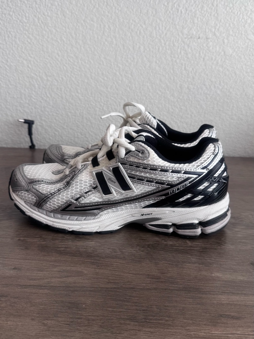 New Balance White and Black Men’s Running Sneakersi